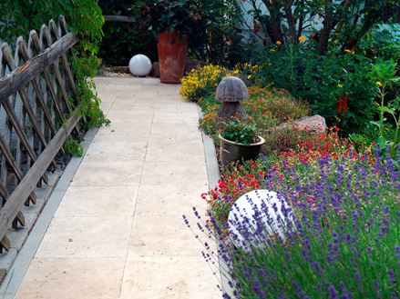 Chemin de jardin en travertin Medium Select avec différents buissons