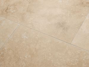 Le travertin Medium Line a une apparence très naturelle Le carrelage en travertin Medium Line vu de près